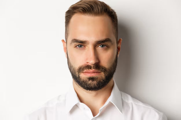 files/concepto-emociones-personas-foto-cabeza-hombre-guapo-aspecto-serio-barba-confiado-decidido_1258-26730.avif
