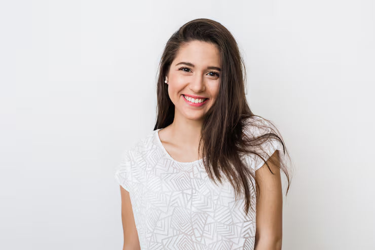 files/retrato-joven-mujer-bonita-sonriendo-camiseta-blanca-feliz-estado-animo-positivo-sonrisa-aislada-sincera-cabello-largo_285396-768.avif